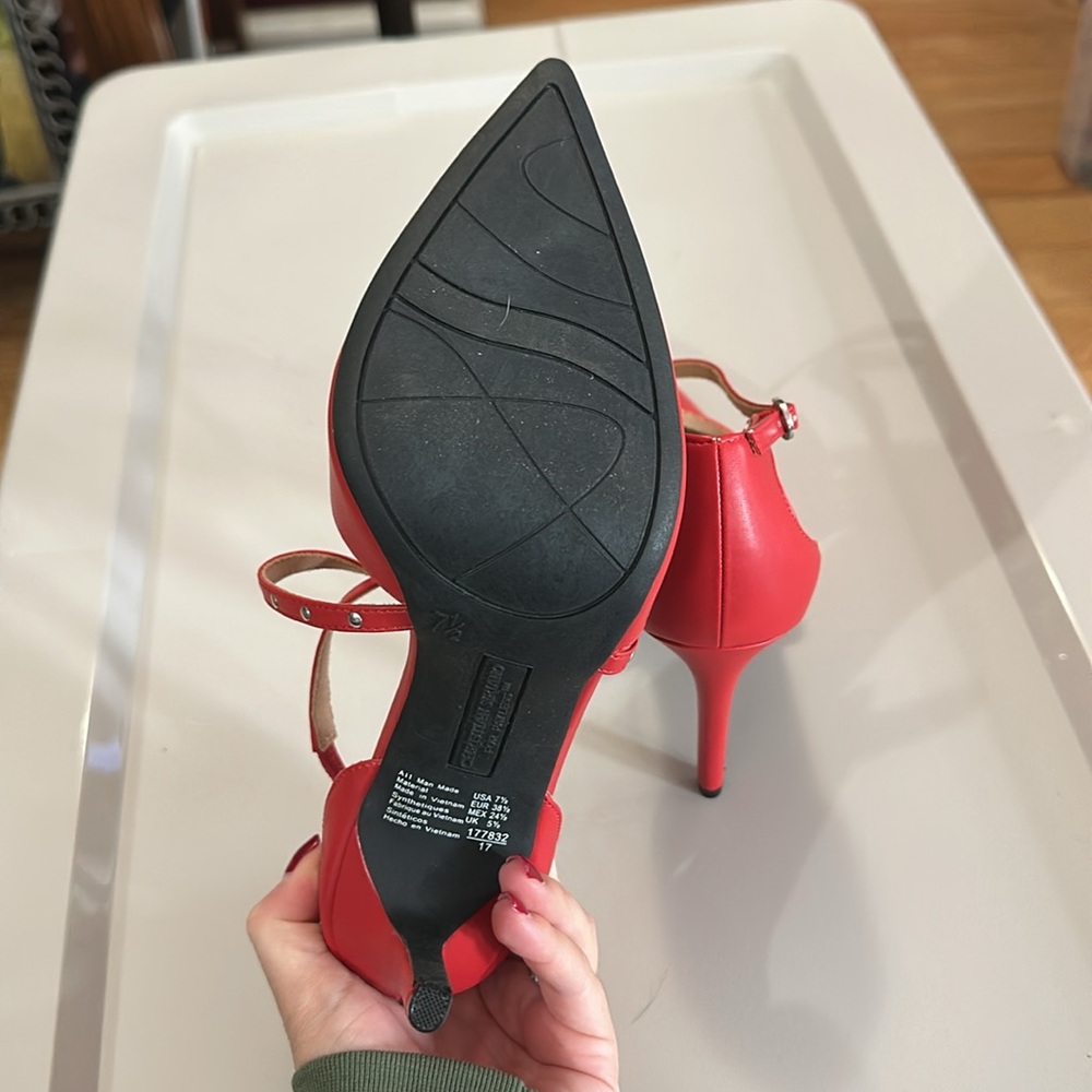 Red Pump - image 4